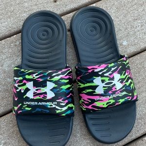 Under Armour Big Boy Slides size 6 Y Brand New
